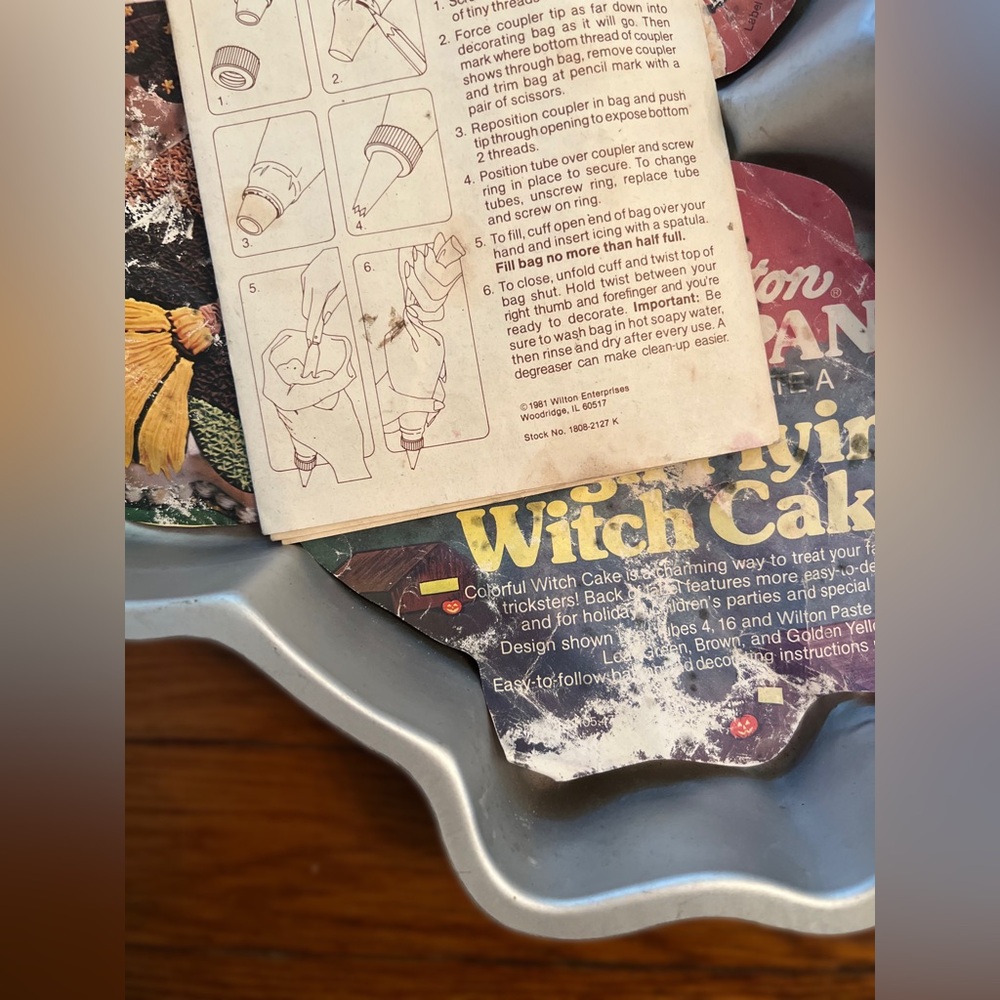 Vintage Wilton High Flyin’ Witch Tin - Picture 4 of 5